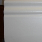 Белый высокий плинтус